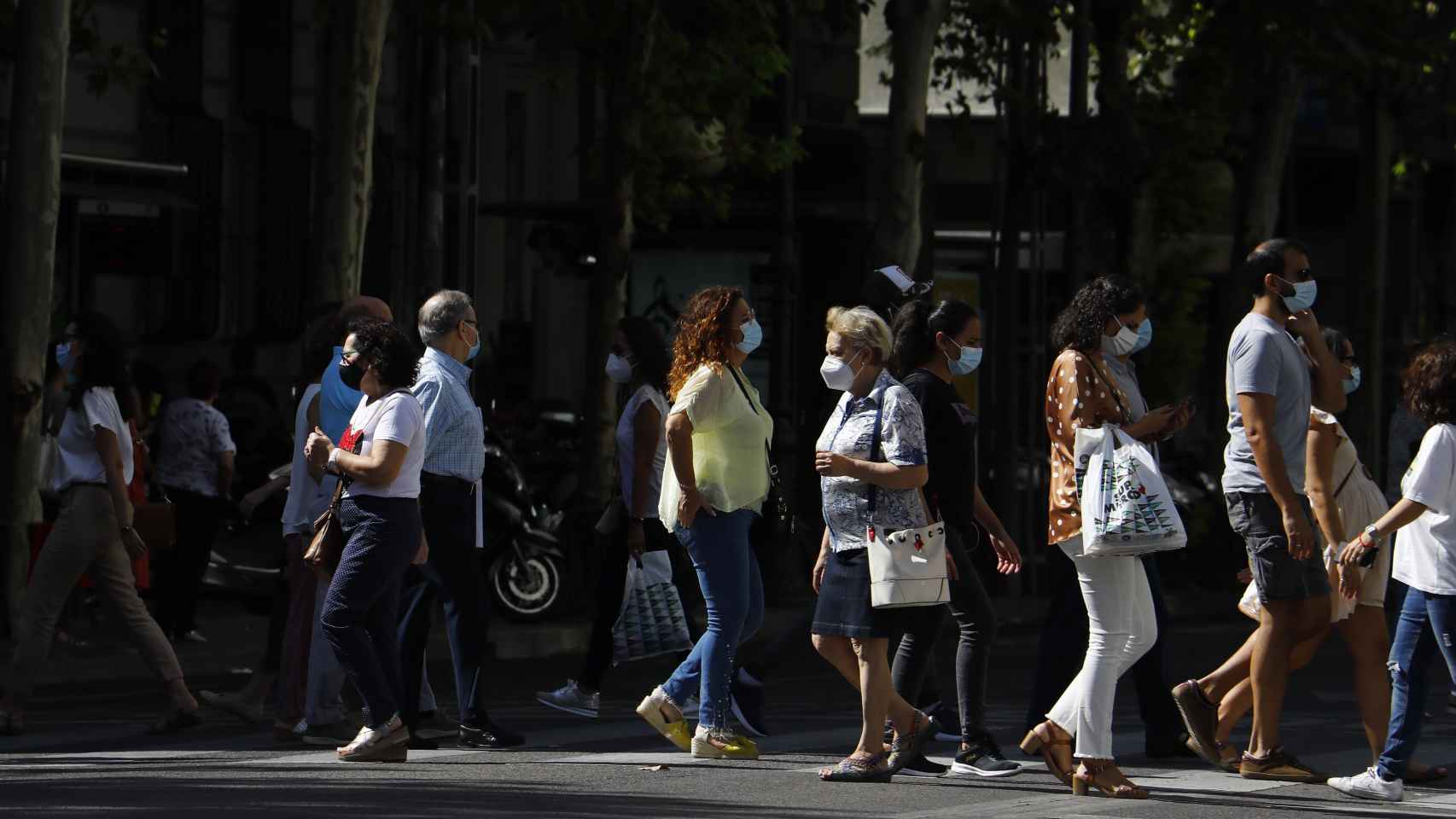 Personas con mascarilla caminan por una calle de Córdoba.