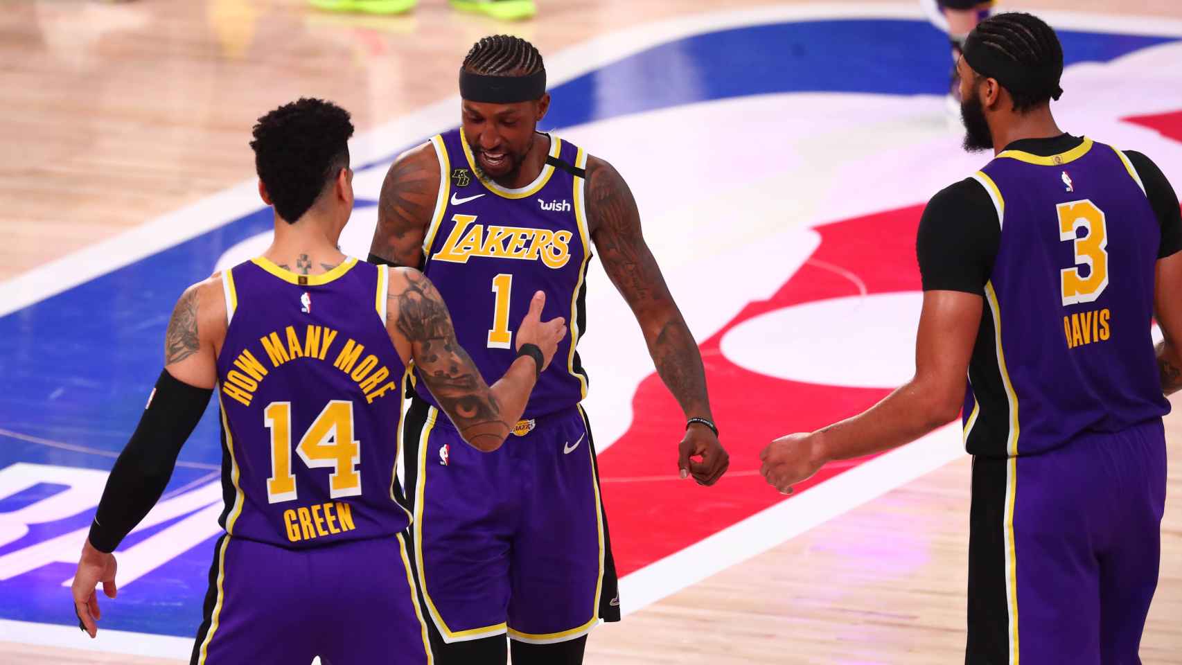 Los Lakers celebran una canasta