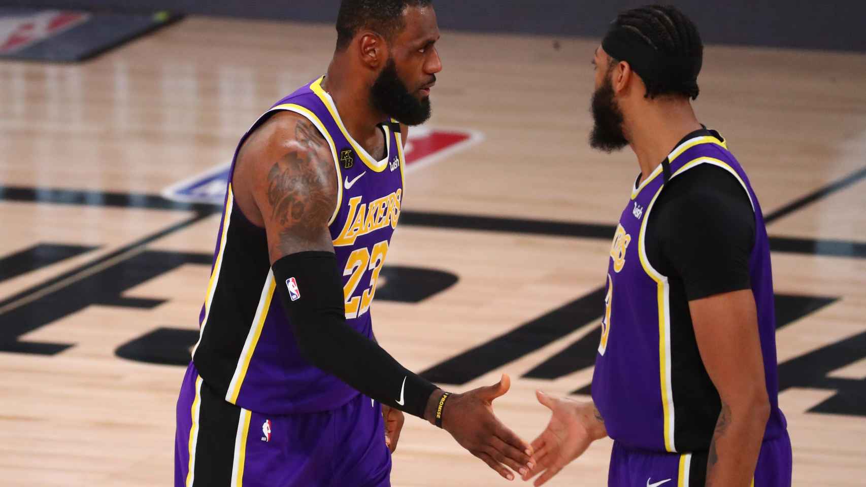 LeBron James y Anthony Davies celebran una canasta con los Lakers
