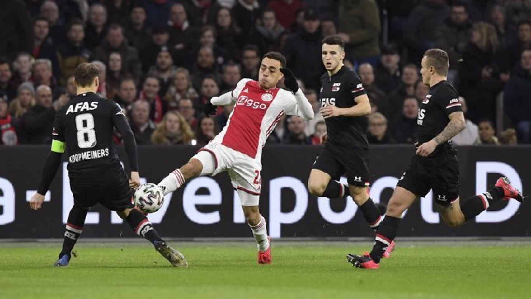 Sergiño Dest peleando un balón durante un partido del Ajax