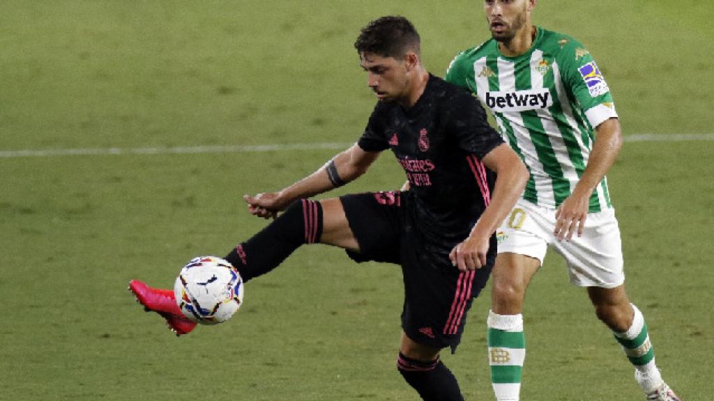 Fede Valverde defiende un balón durante el duelo ante el Betis