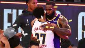 LeBron James saludándose con un jugador de los Nuggets tras pasar a las finales NBA