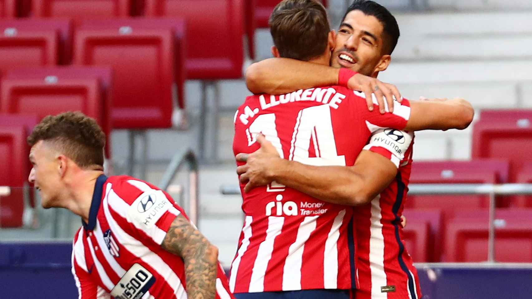 Luis Suárez celebra con Marcos Llorente su primer gol con el Atlético de Madrid
