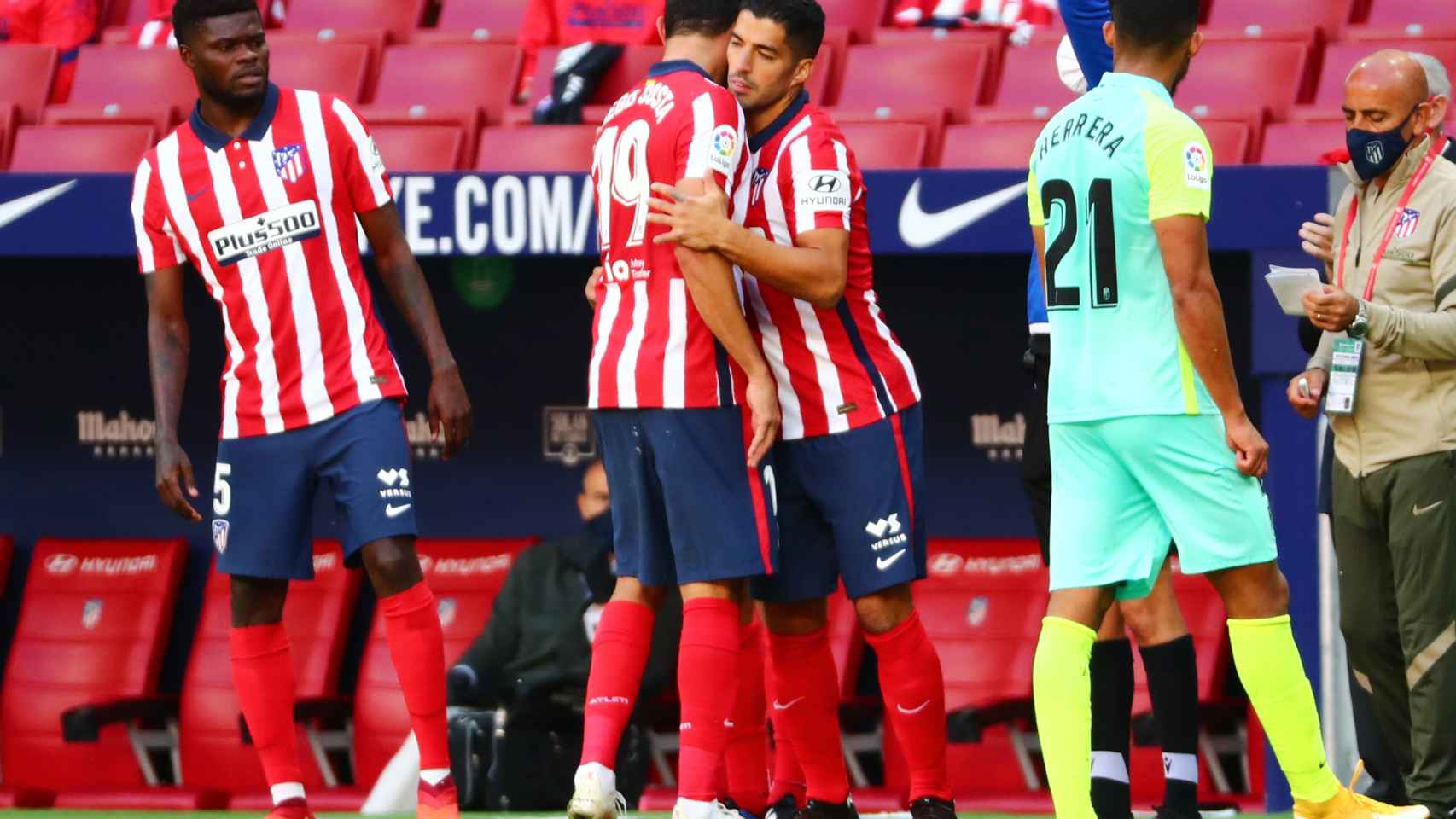 Luis Suárez entra por Diego Costa, durante el Atlético de Madrid - Granada de La Liga