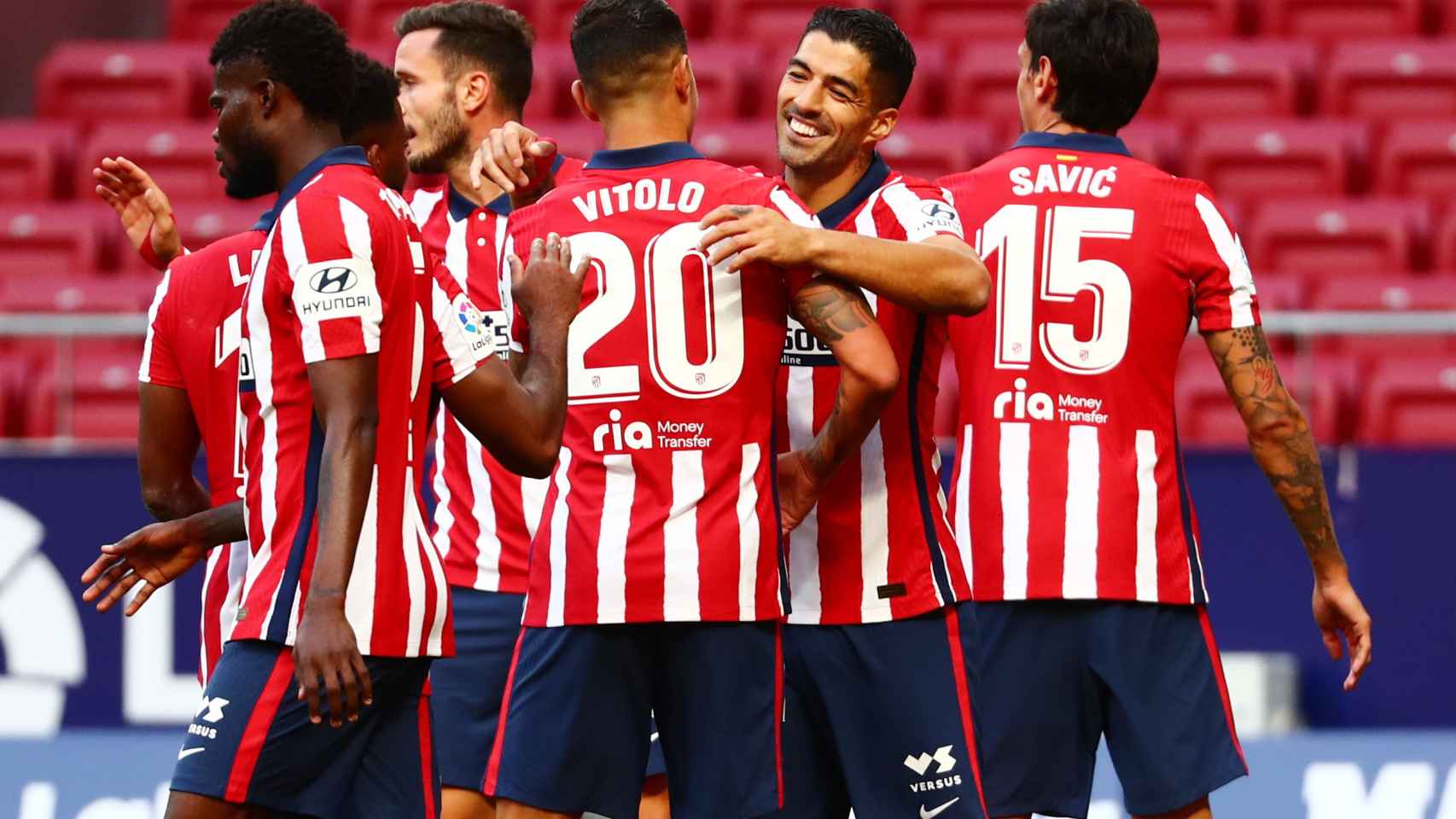 Piña de los jugadores del Atlético de Madrid para celebrar el gol de Luis Suárez