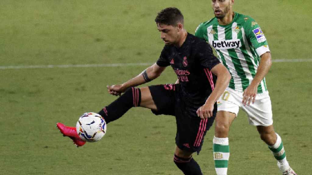Fede Valverde peleando un balón ante el Real Betis