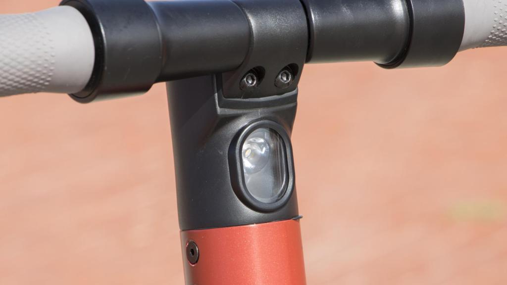 La luz de led en el frontal del patinete.