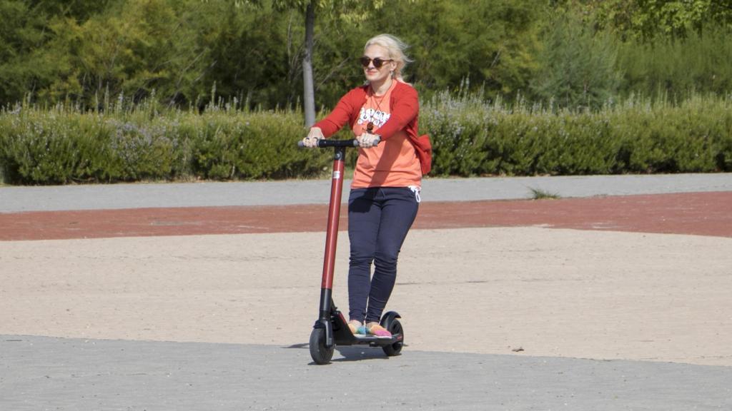 Los parques son un lugar ideal para desplazarse con el patinete de Seat.