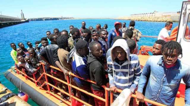 Inmigrantes subsaharianos llegando a las costas españolas