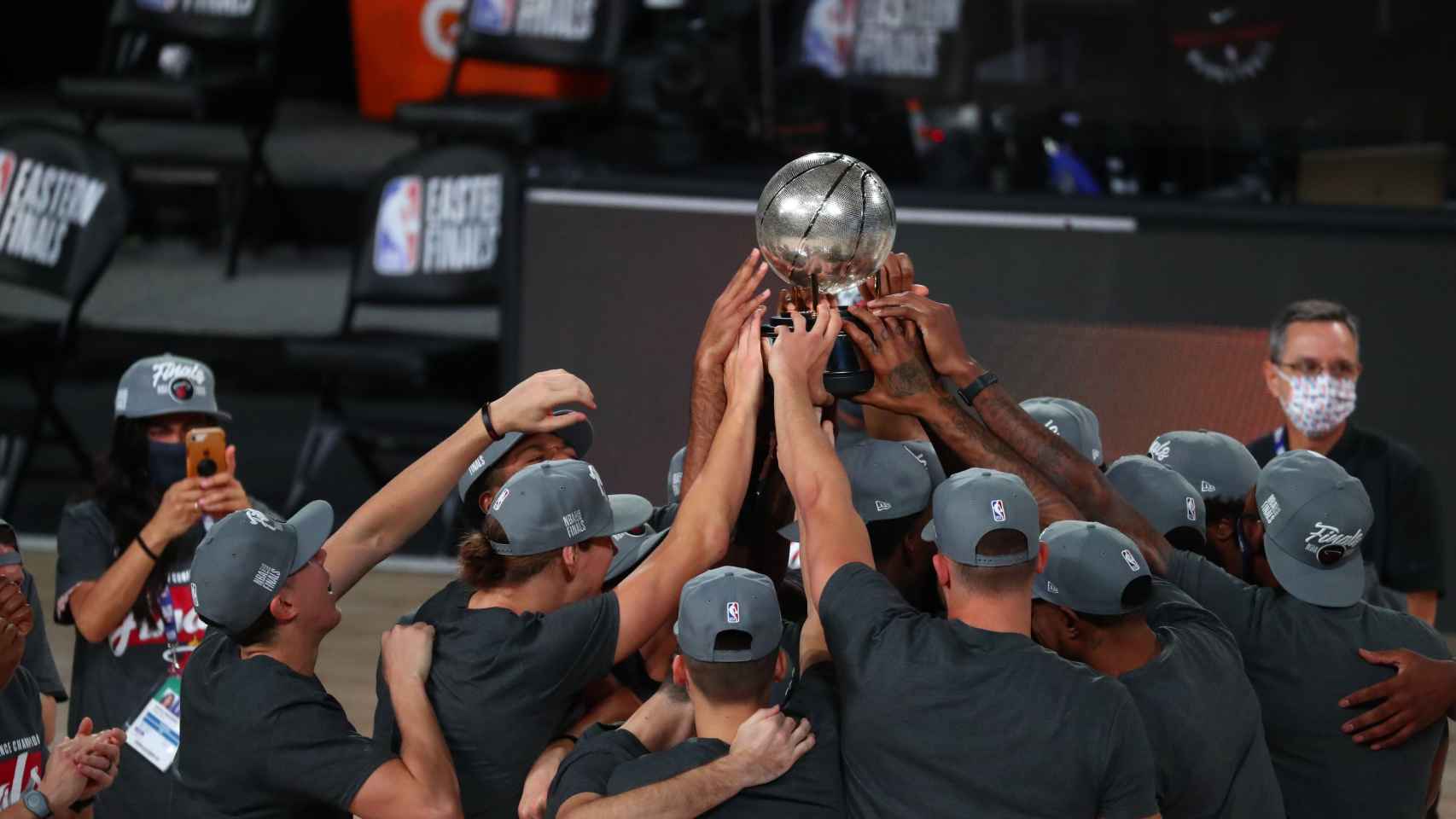 Los jugadores de los Miami Heat levantan el título de la Conferencia Oeste de la NBA