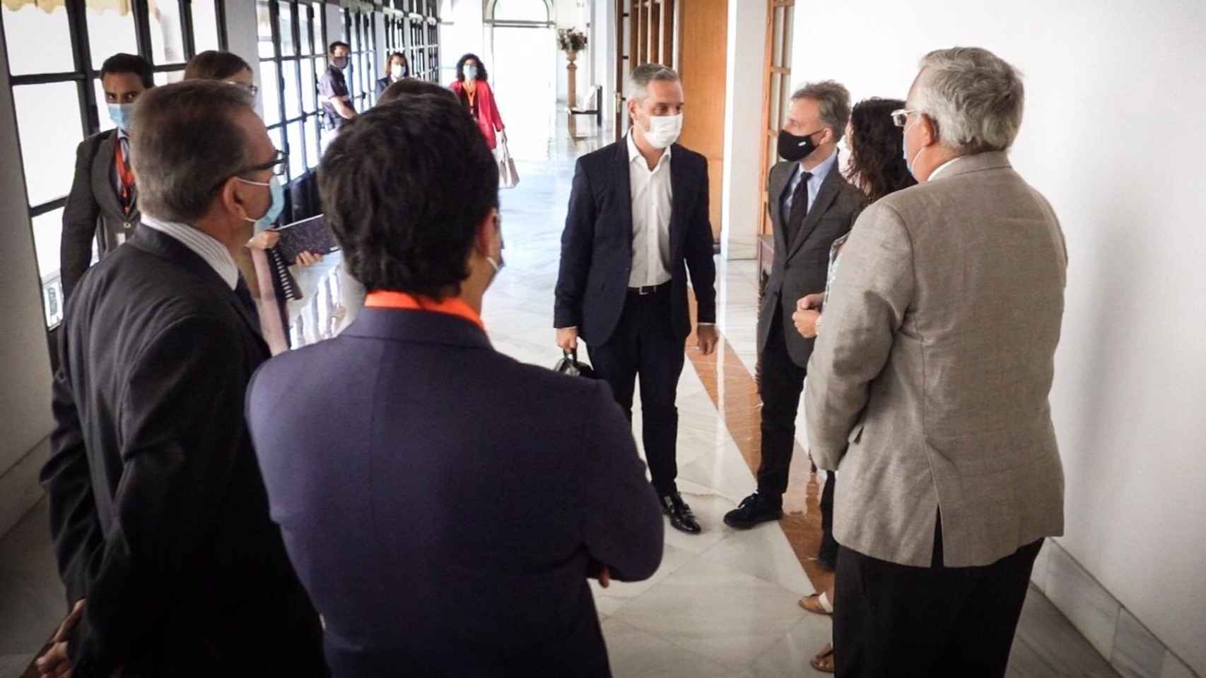 El consejero de Hacienda, Juan Bravo, se reúne con dirigentes del PSOE andaluz para abordar los presupuestos.