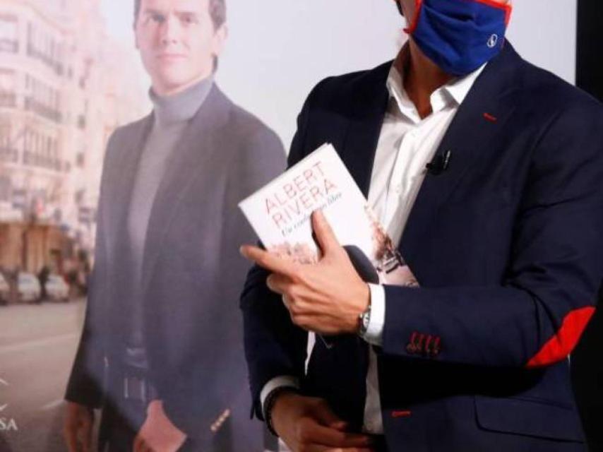 Albert Rivera, con una mascarilla, una americana y una camisa de El Ganso.