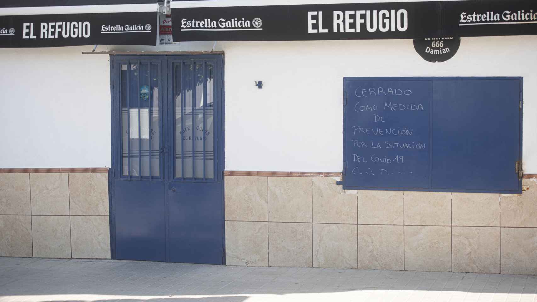La mayoría de bares y restaurantes del pueblo, como el de la imagen, se encuentran cerrados desde hace dos semanas.