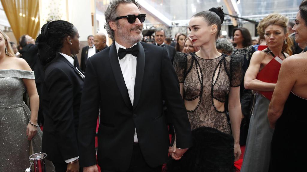 Joaquin Phoenix y Rooney Mara, padres primerizos de un bebé llamado River.