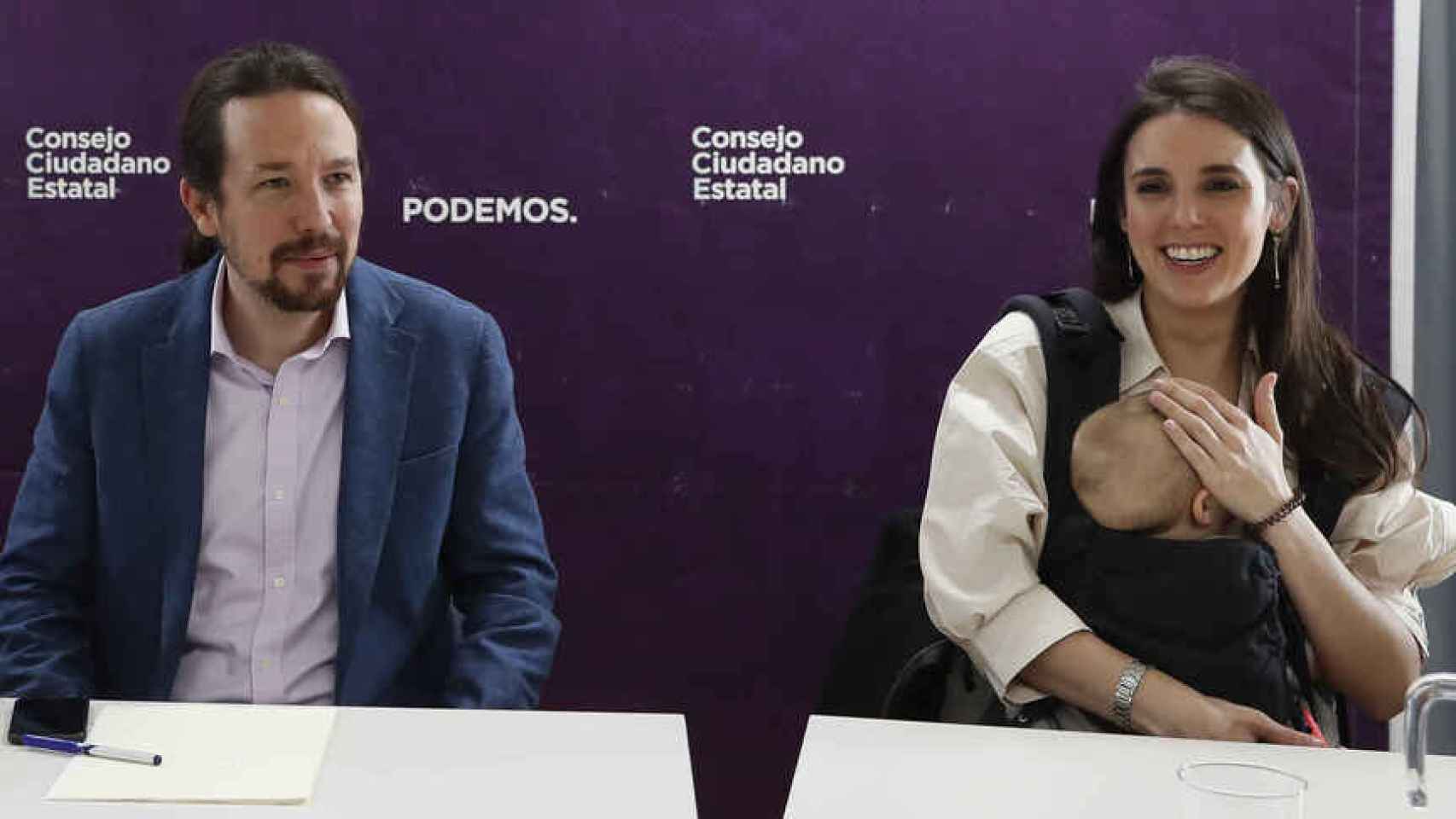 Pablo Iglesias e Irene Montero permanecen atentos a la evolución de sus mellizos.