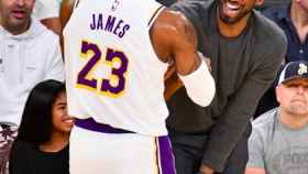 LeBron James y Kobe Bryant se saludan antes de un partido