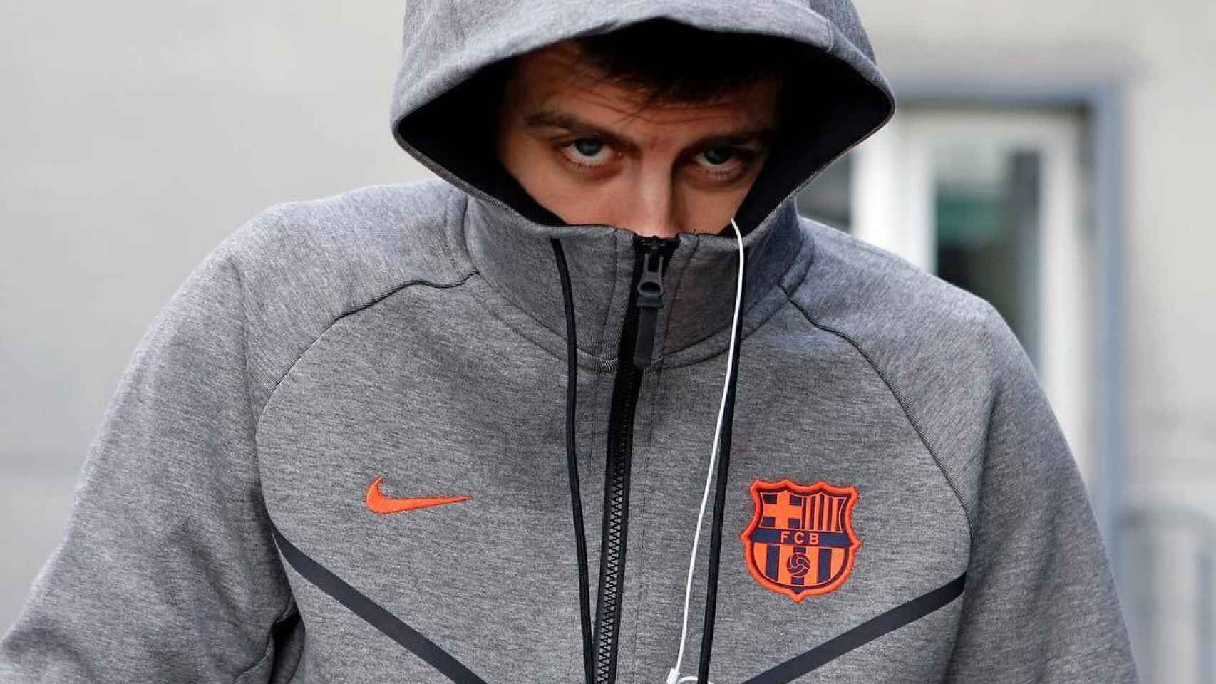 Gerard Piqué se resguarda en su chaqueta del Barça