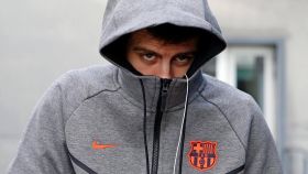 Gerard Piqué se resguarda en su chaqueta del Barça