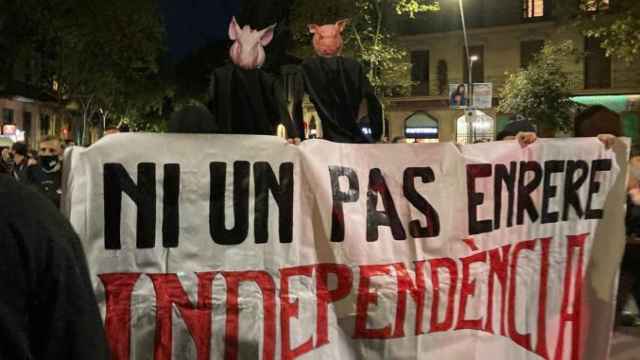 El lanzamiento de cerdos con toga: la protesta de los CDR tras la inhabilitación de Torra