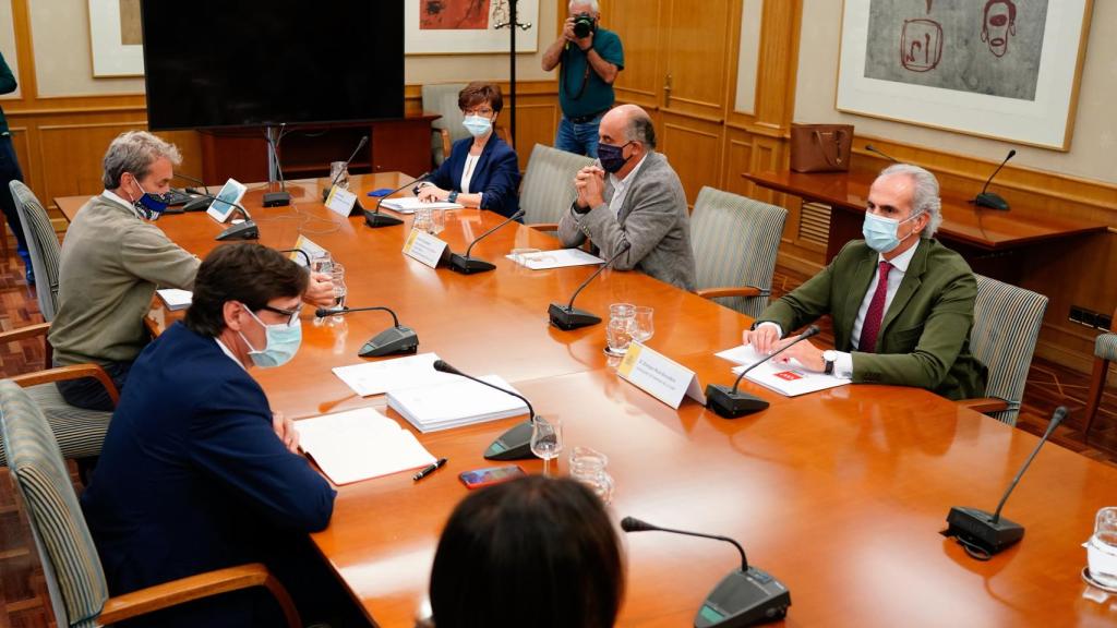 El minstro Salvador Illa y el consejero madrileño Enrique Ruiz Escudero, reunidos este lunes junto a sus equipos.