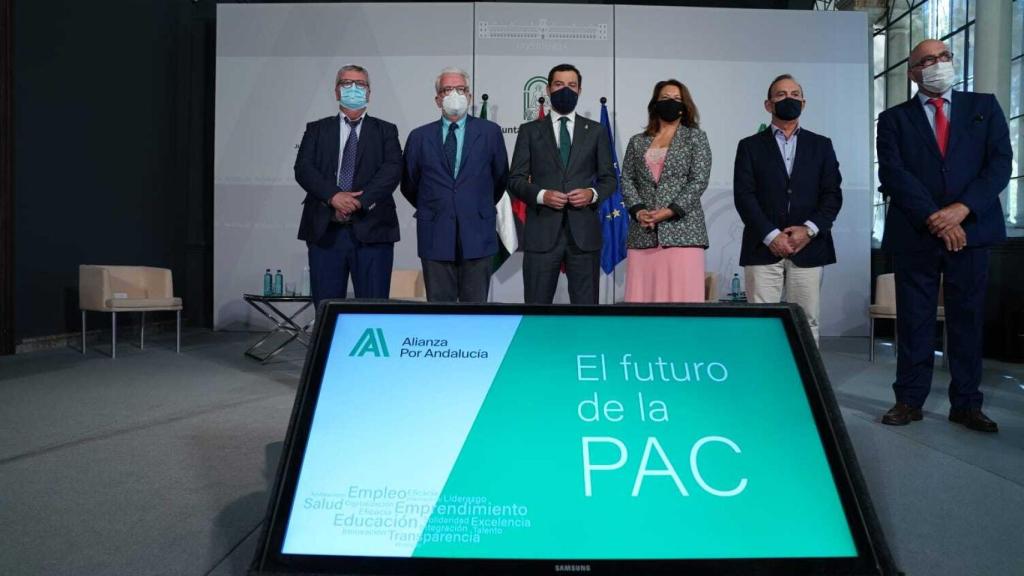 Imagen de archivo de la firma de la Declaración Institucional sobre el futuro de la próxima PAC con el presidente de la Junta de Andalucía, Juanma Moreno; la consejera de Agricultura, Carmen Crespo, y representantes de las organizaciones agrarias.