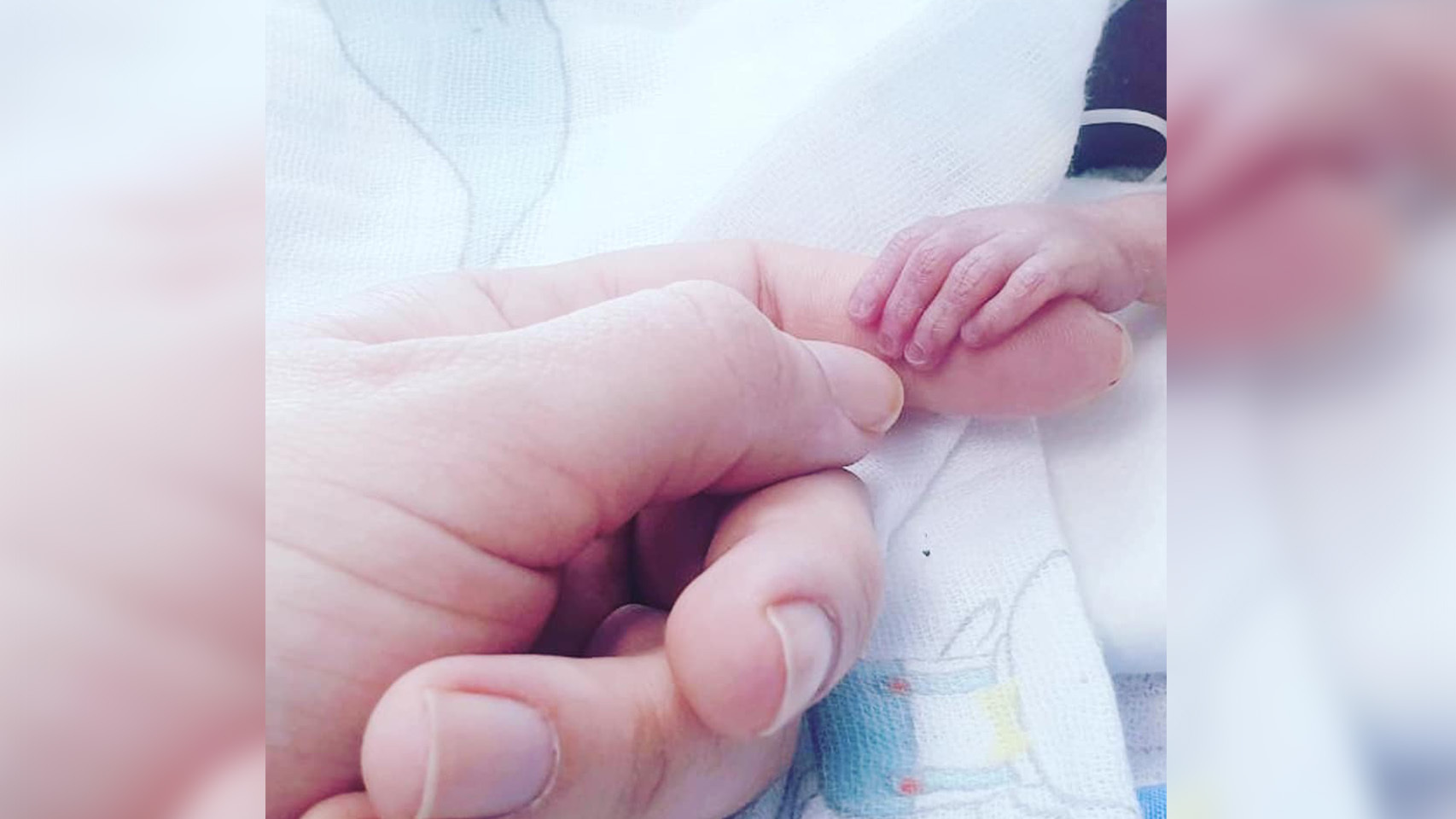 La mano de la pequeña Ane, días después de nacer.