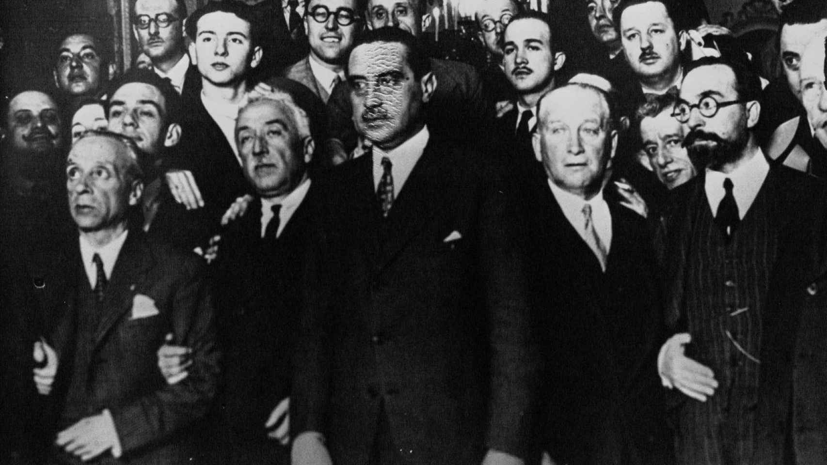 Largo Caballero en 1931, rodeado de miembros del gobierno provisional de la Segunda República.