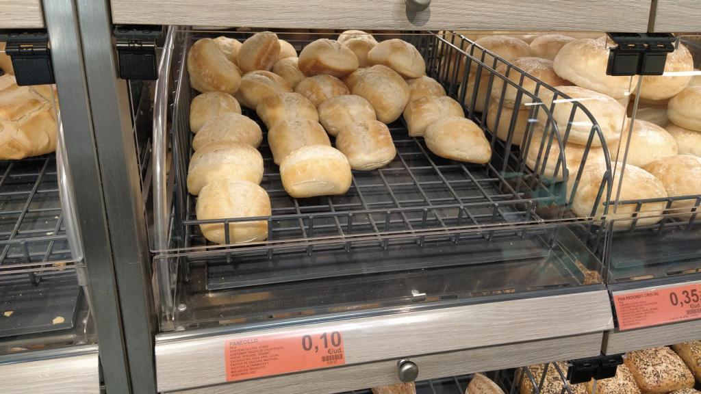 Los panecillos de Mercadona vendidos a granel por 10 céntimos la unidad.
