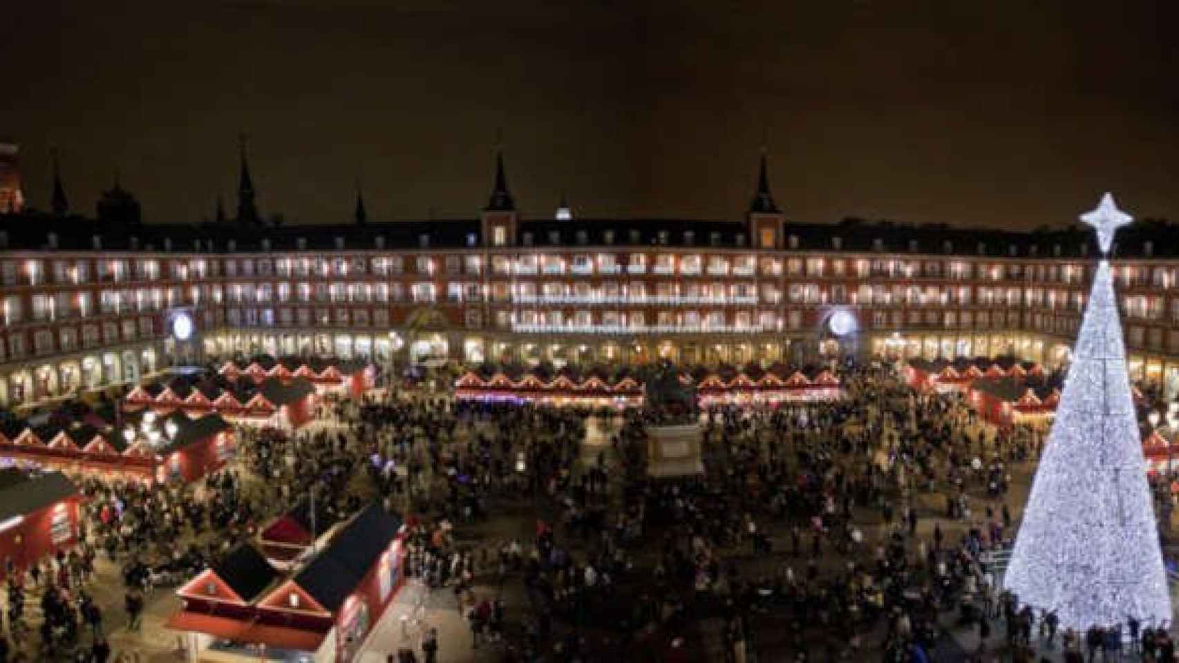 La Plaza Mayor de Madrid en una Navidad típica.