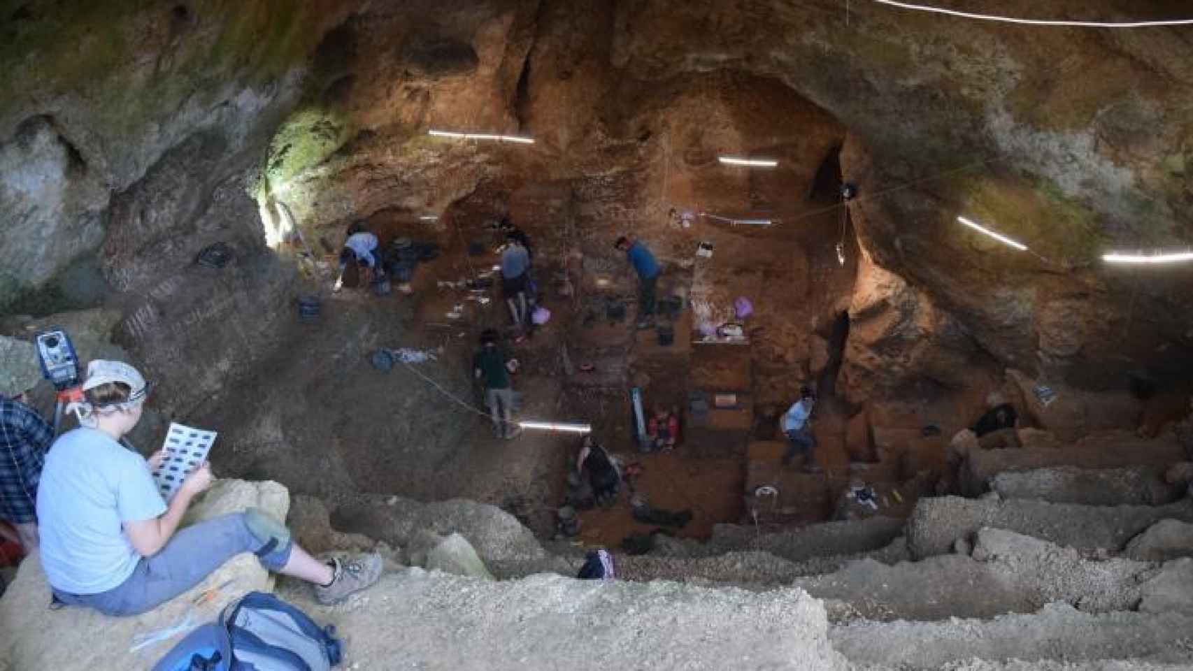 Los expertos trabajando en el interior de la cueva de Lapa do Picareiro.
