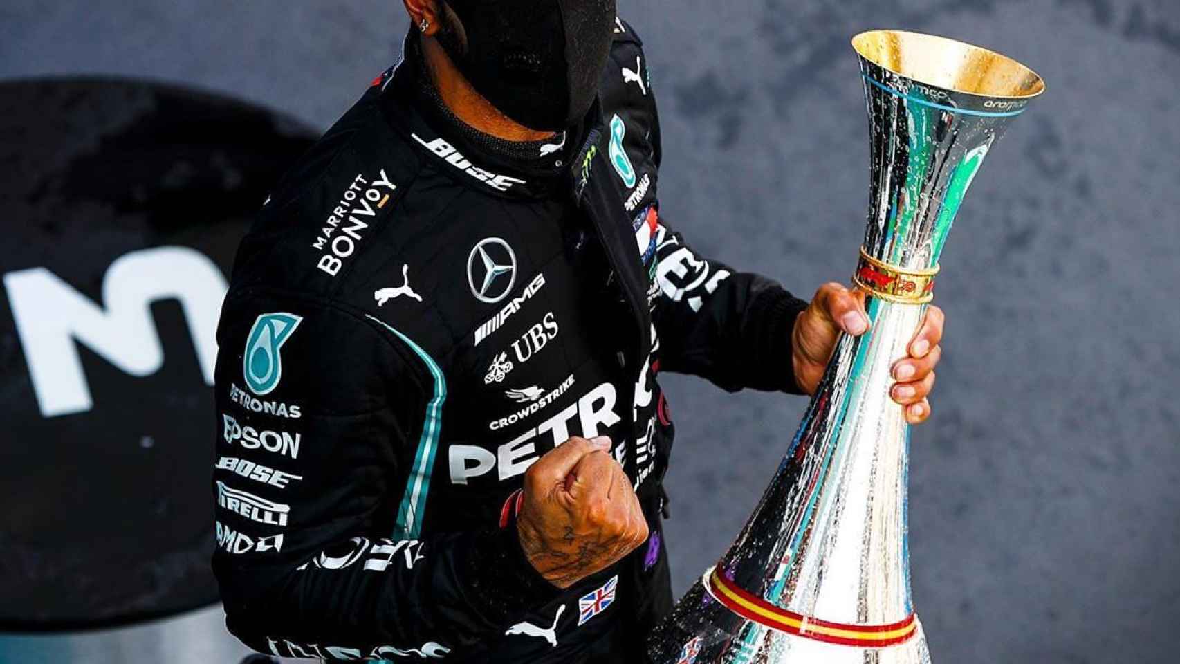 Hamilton celebra un triunfo con Mercedes