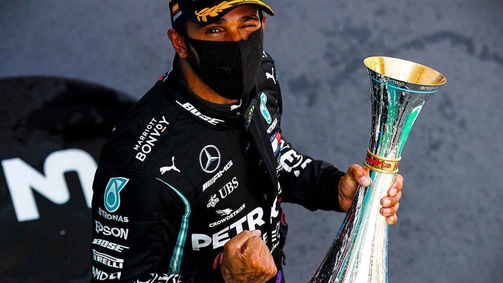 Hamilton celebra un triunfo con Mercedes