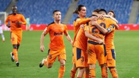 Piña de los jugadores del Valencia en La Liga 2020/2021