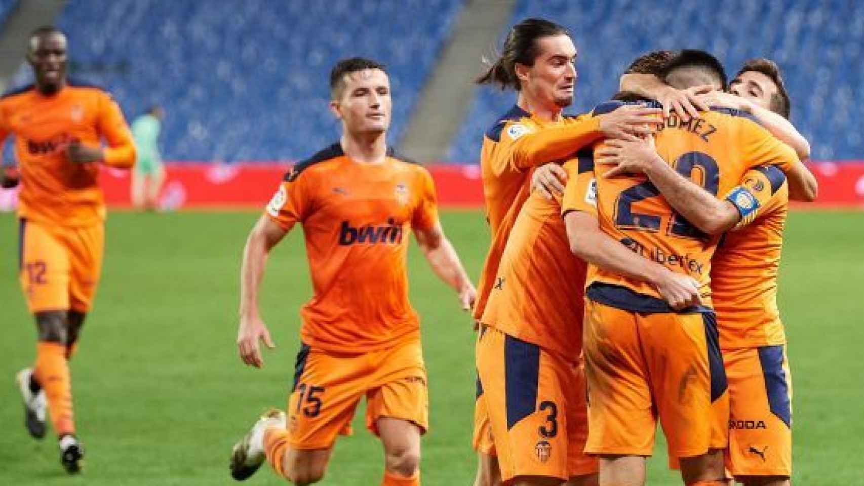 Piña de los jugadores del Valencia en La Liga 2020/2021