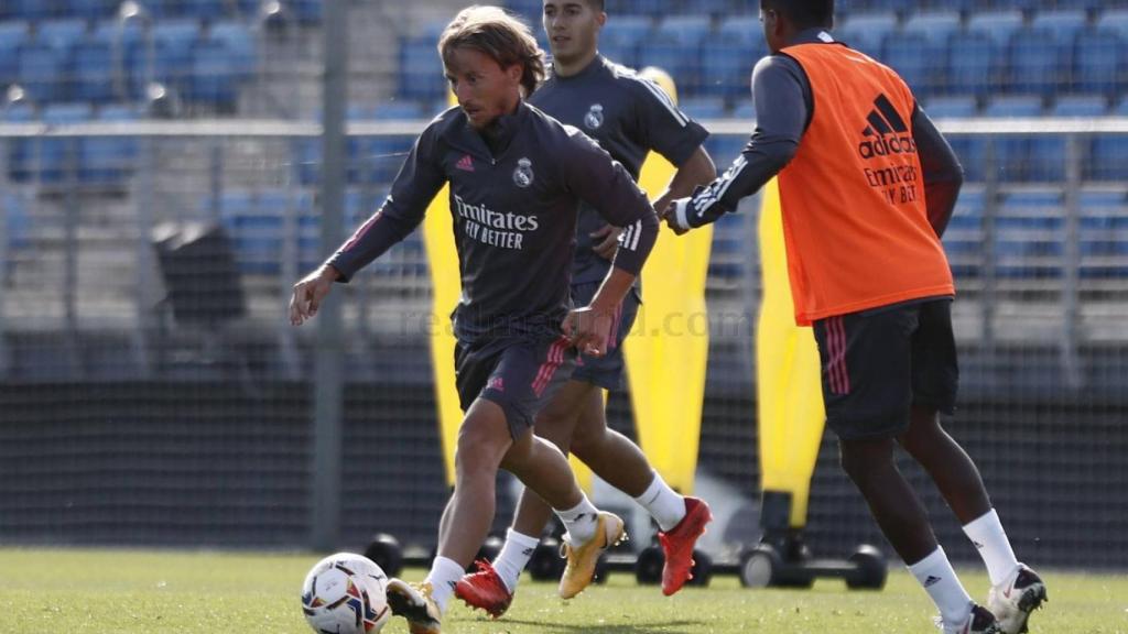 Modric conduce el balón