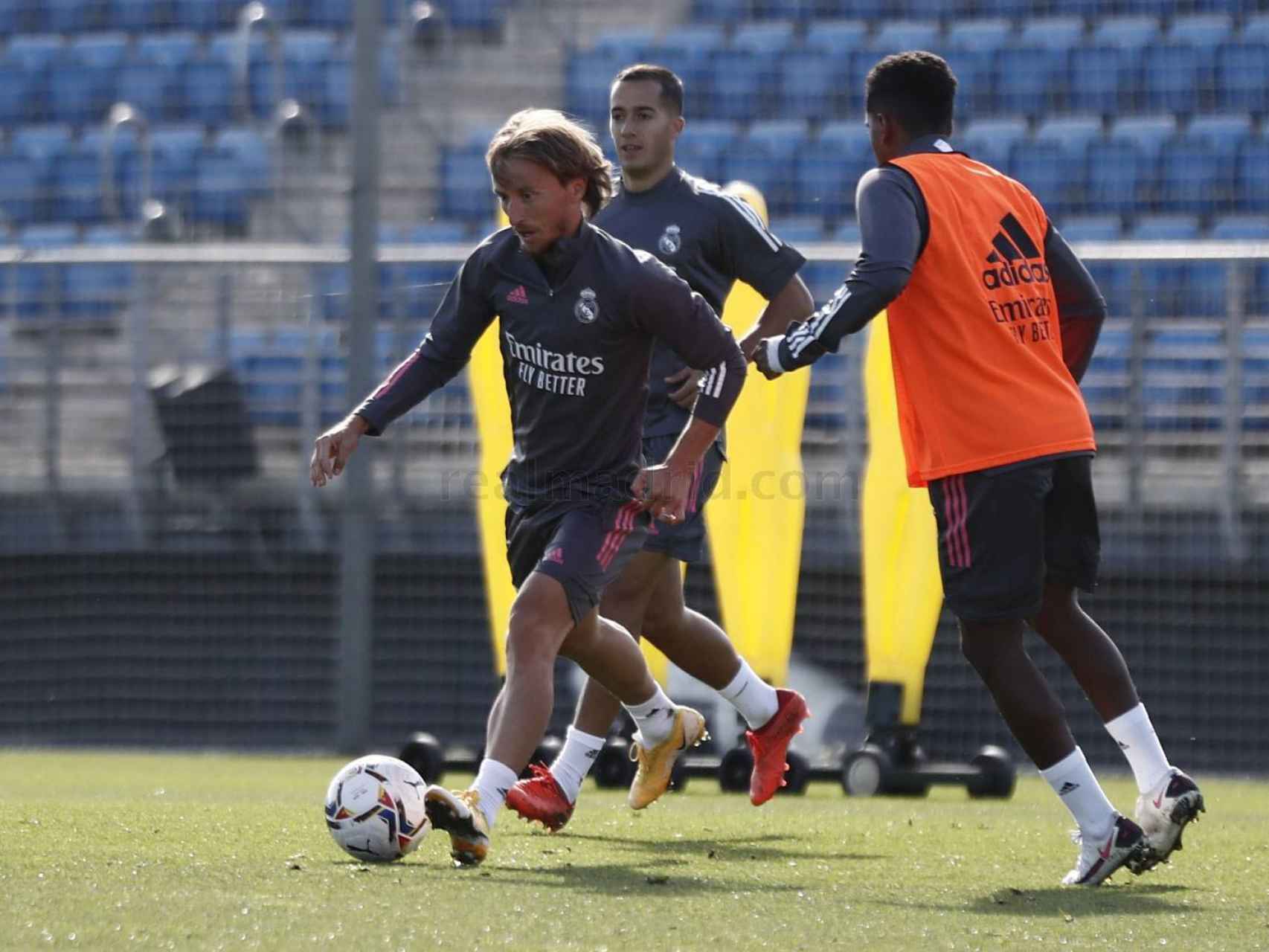 Modric conduce el balón en el entrenamiento del Real Madrid