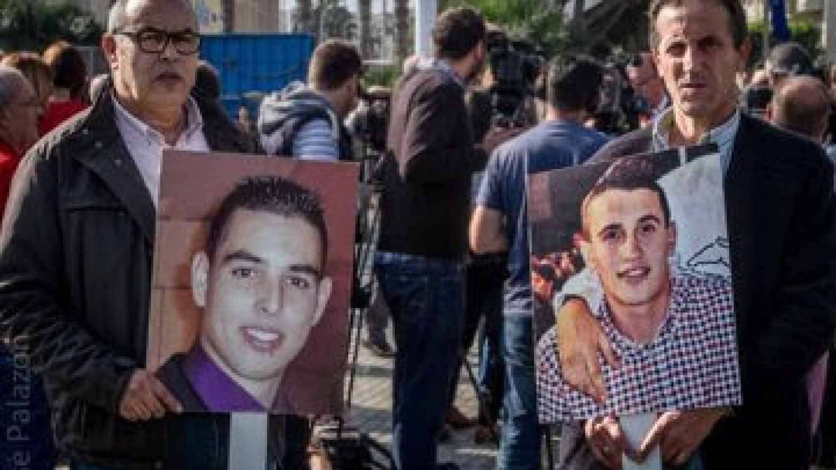 Abdeslam Ahmed Ali (izqda.) y Mohamed Amin Mohamed Driss, en dos fotos que portan sus padres en una manifestación para pedir justicia.