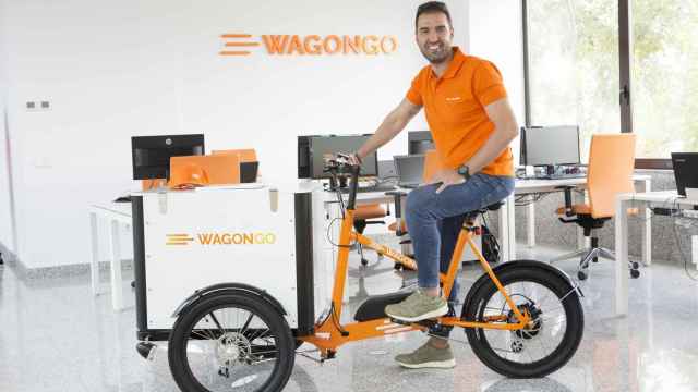 Miguel Ángel del Pino, CEO y fundador de WagonGO, con su triciclo eléctrico.
