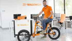 Miguel Ángel del Pino, CEO y fundador de WagonGO, con su triciclo eléctrico.
