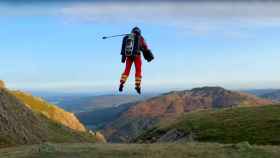 Un operario prueba un traje volador que podría ser usado por paramédicos