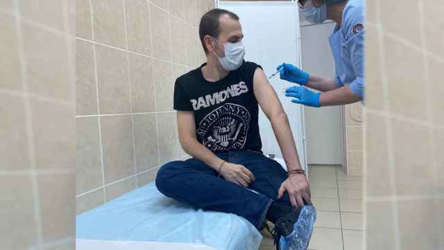 Carlos Moraga, recibiendo la primera dosis de la vacuna rusa contra el coronavirus.