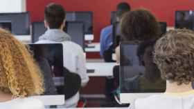 Los alumnos utilizan el ordenador durante una clase.