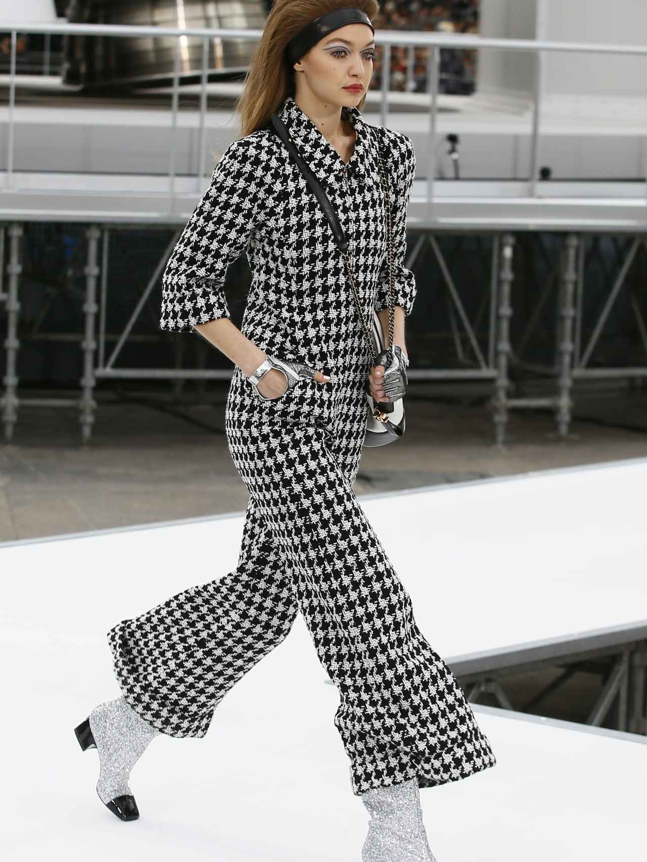 La modelo Gigi Hadid con una de las creaciones de la firma Chanel.