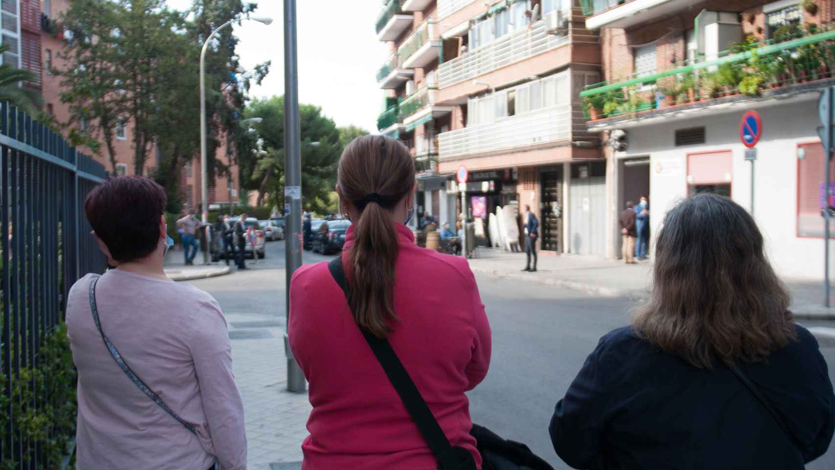 Marisa, Carmen e Isabel, frente a la puerta de la Confederación Salud Mental España.