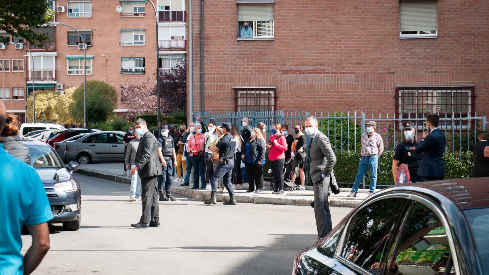 Vecinos esperan para ver a la Reina Letizia.