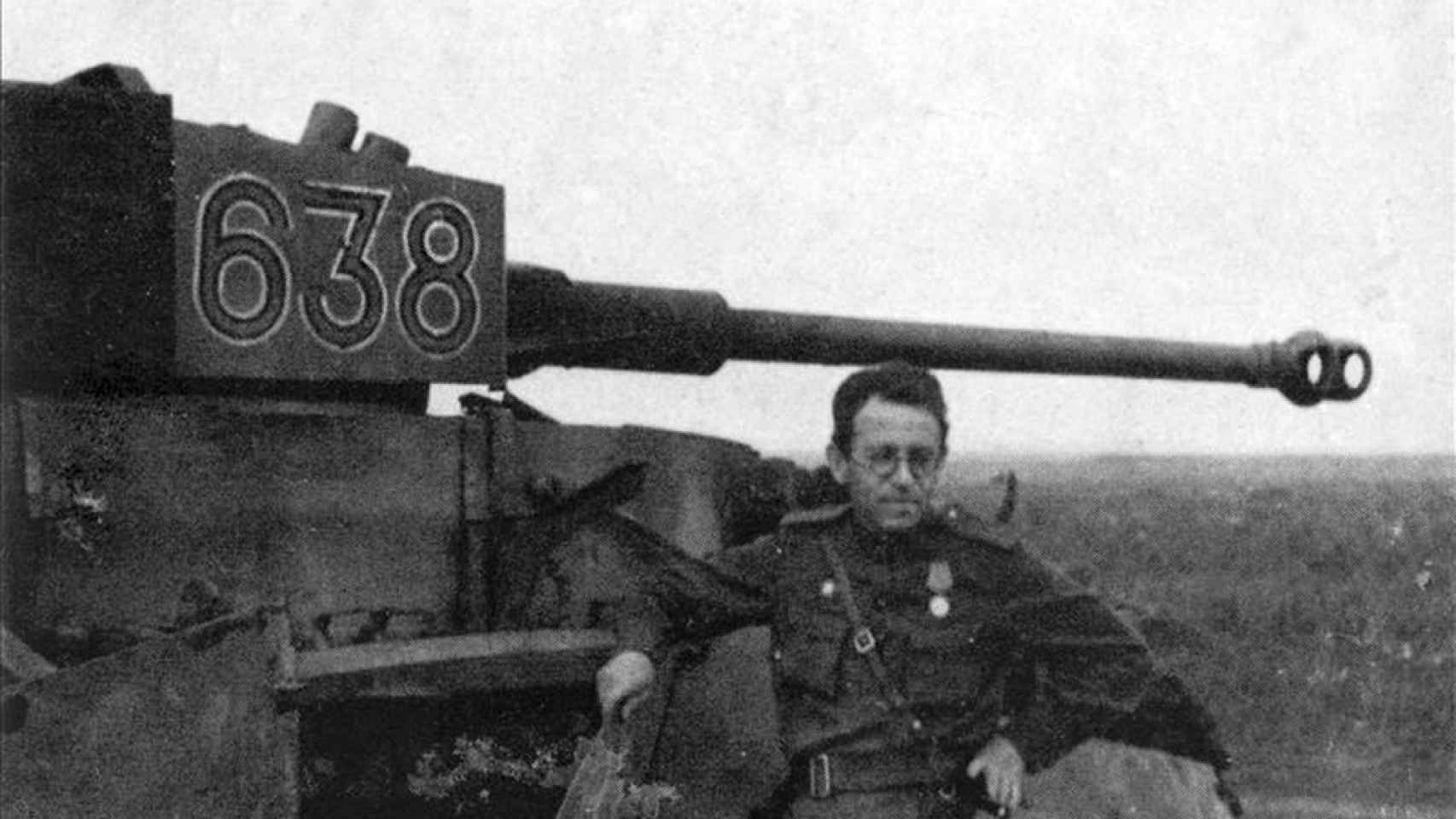 Vasili Grossman al lado de un tanque.