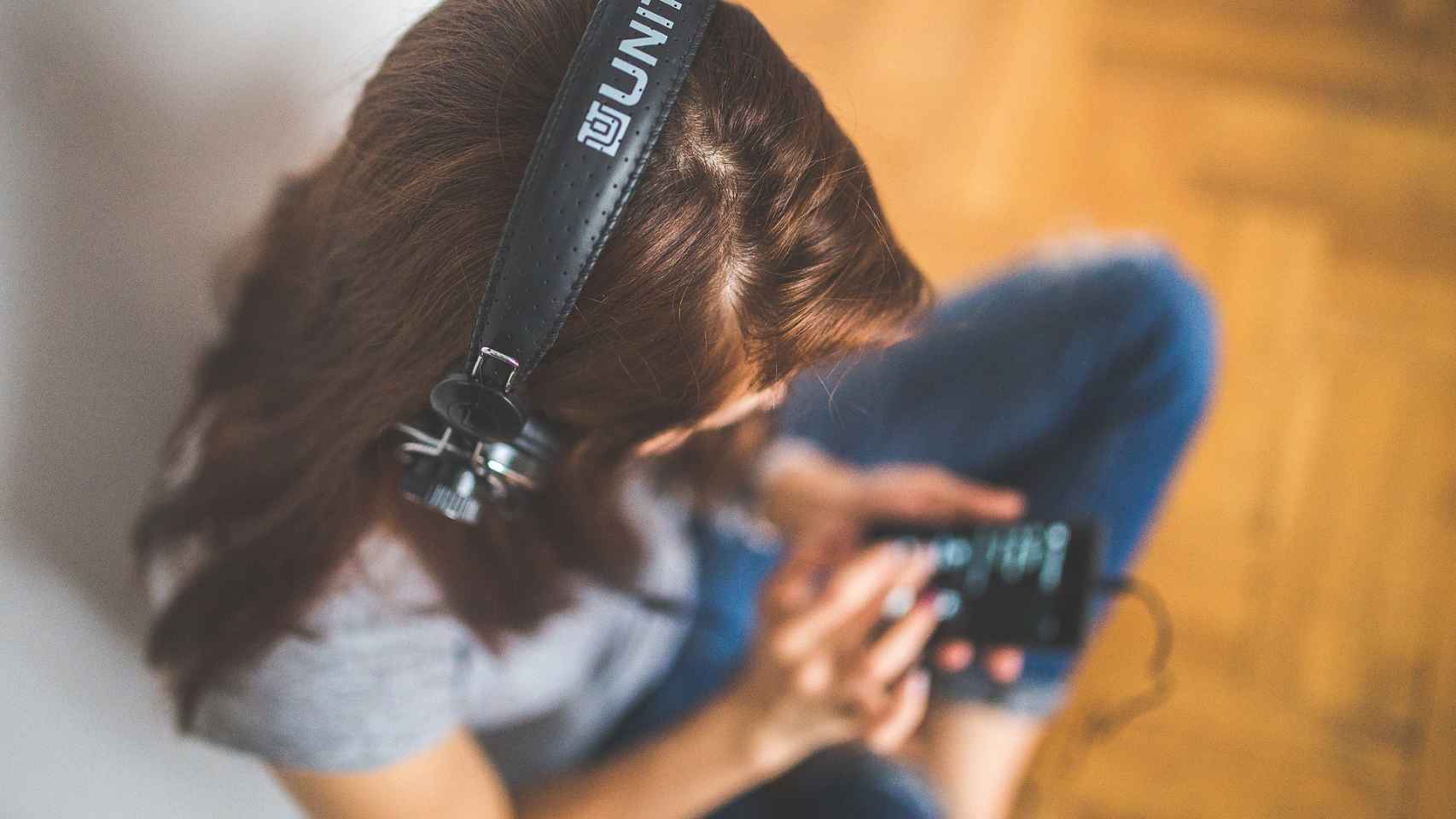 Una imagen de una persona escuchando música.