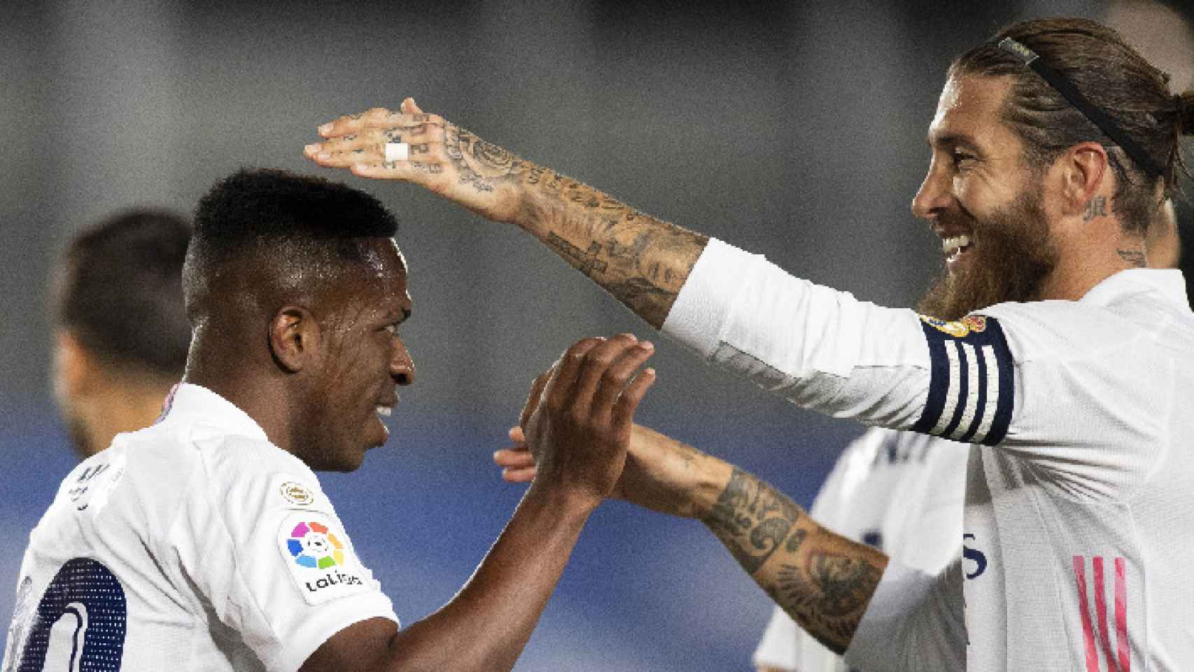 Ramos y Vinicius celebran un gol con el Real Madrid