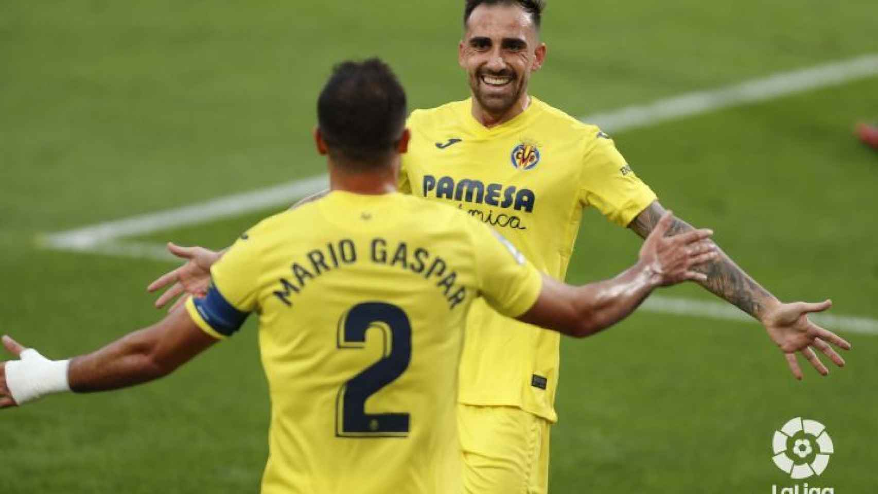 Paco Alcácer y Mario Gaspar celebran el gol del Villarreal en La Liga