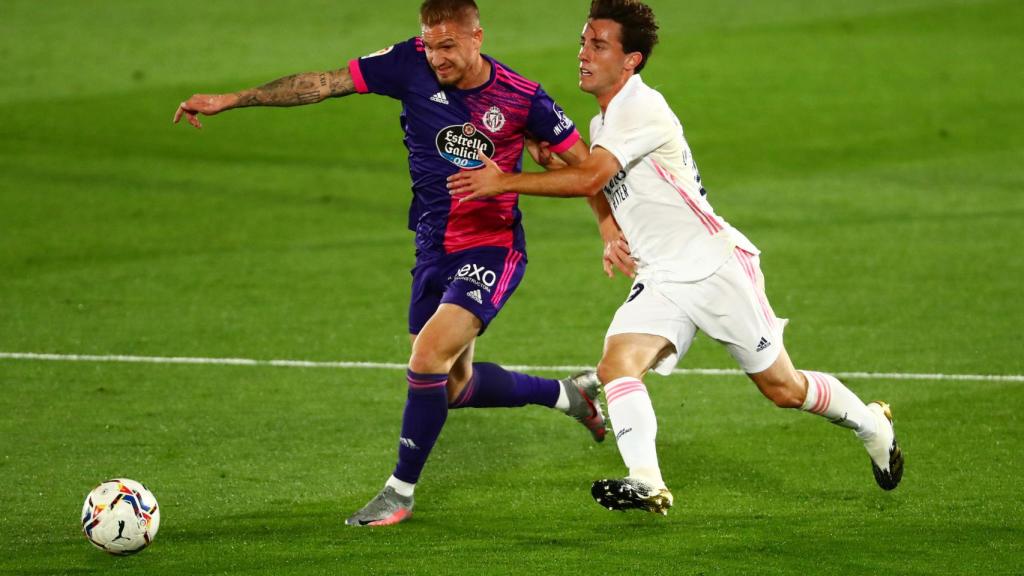 Álvaro Odriozola intenta cortar el ataque de Raúl García
